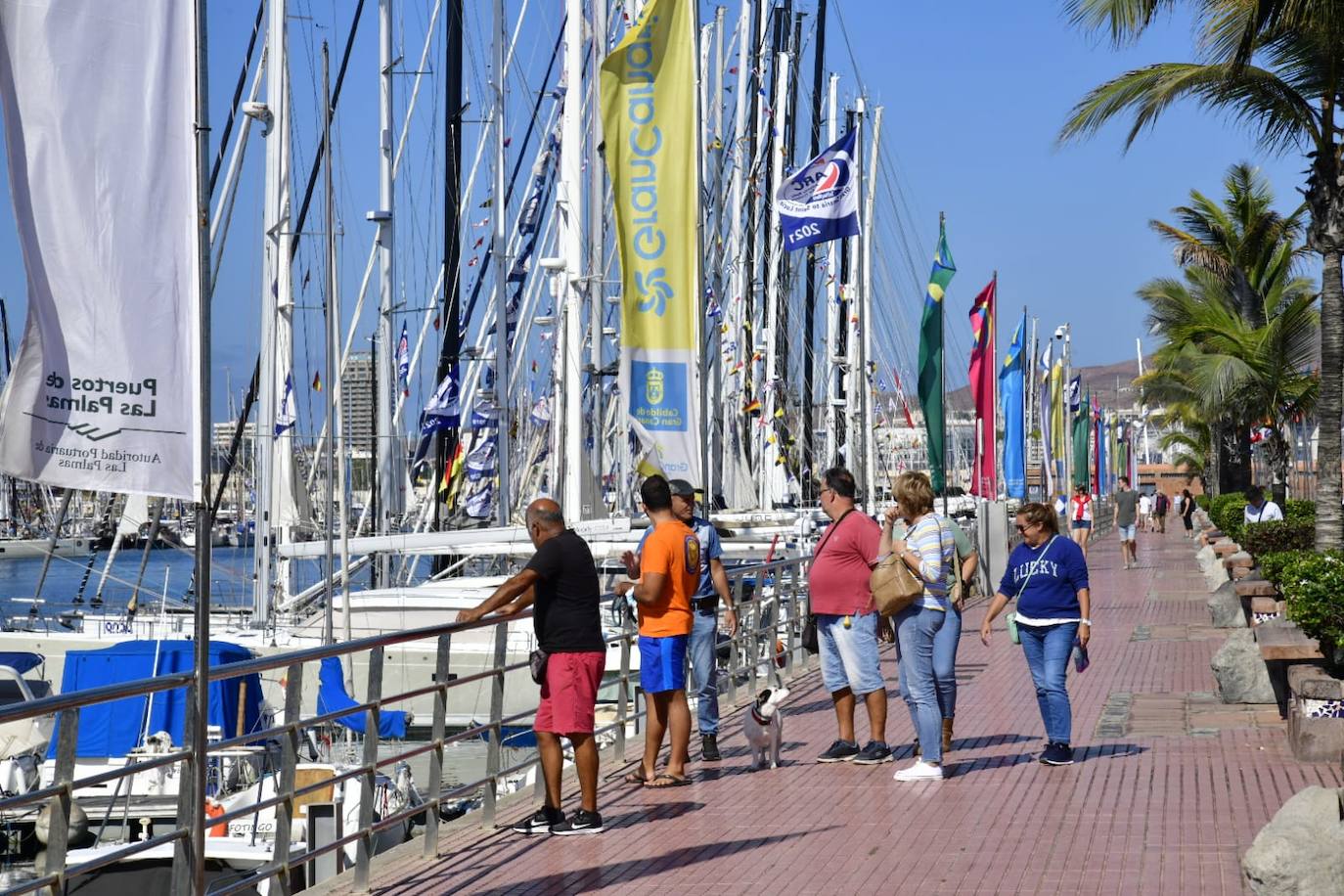 Una pareja, a la llegada de las primeras embarcaciones. 
