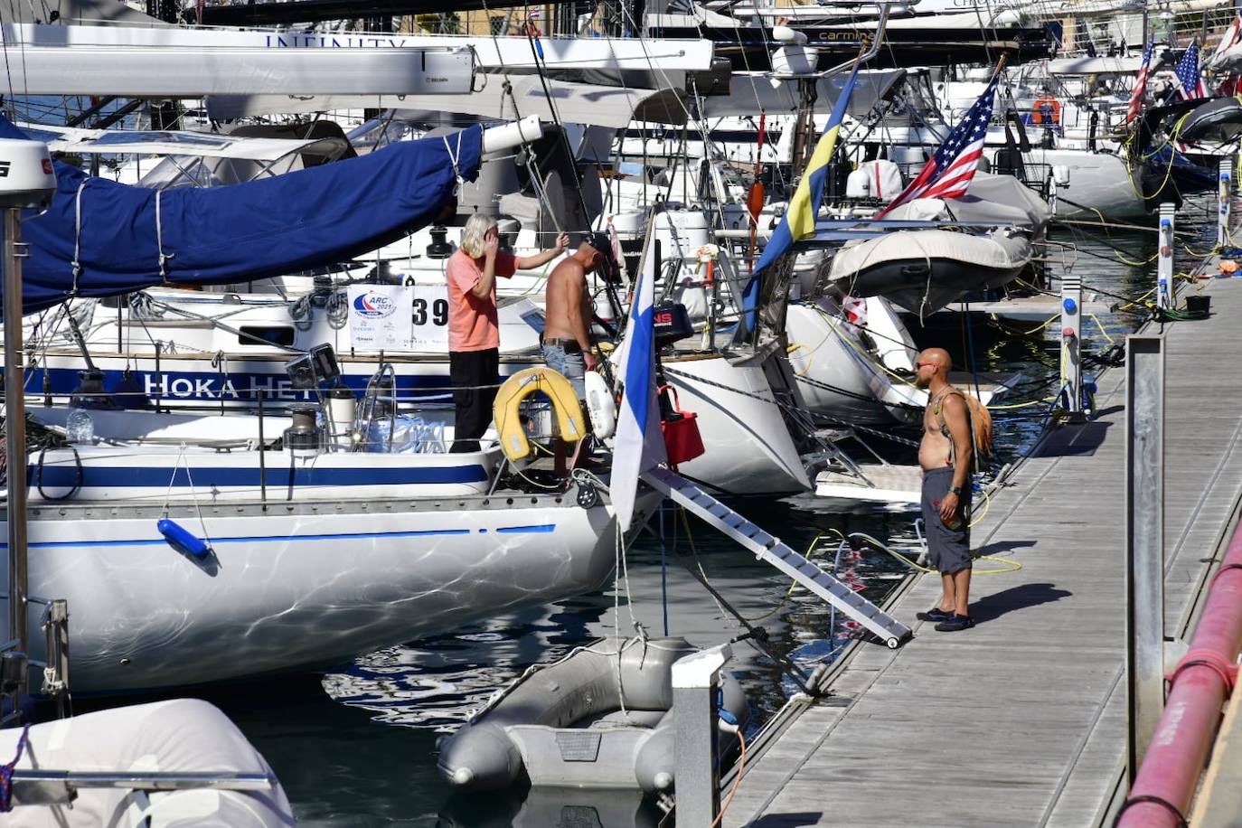 Una pareja, a la llegada de las primeras embarcaciones. 