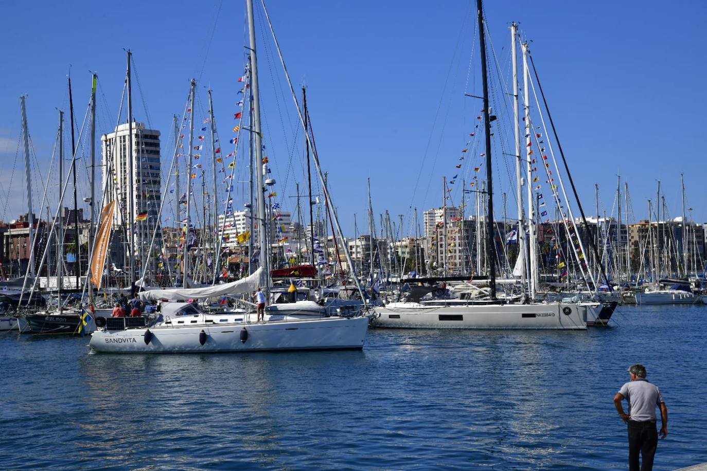 Una pareja, a la llegada de las primeras embarcaciones. 