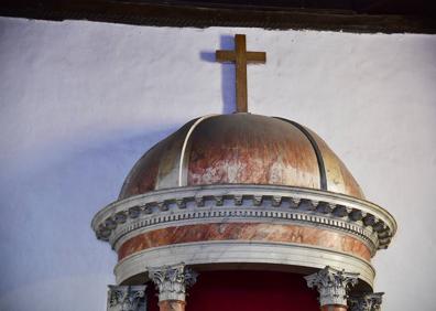 Imagen secundaria 1 - Arriba, abombamiento en la pared lateral de la cabecera de la nave central, que preocupa al cronista. Sobre estas líneas, capa de suciedad que ennegrece la cúpula semicircular de los retablos de las capillas de las naves laterales y hueco en el techo de la cata que en su día se practicó para ver el estado de la cubierta, hace más de 15 años. Sigue sin taparse, 