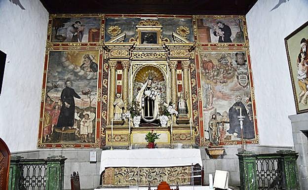 Imagen principal - Arriba, capilla del Carmen, con óleos sobre lienzos muy dañados. Sobre estas líneas, huellas del ataque de los xilófagos en uno de los retablos o altares de las cabeceras de las naves laterales, y huecos de los tachones que faltan en la puerta de tea de la basílica. 