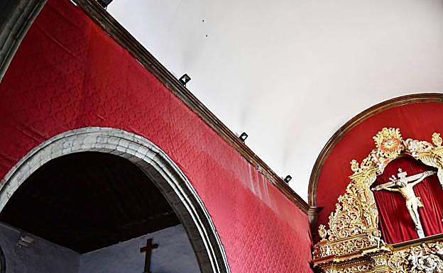 Imagen principal - Arriba, abombamiento en la pared lateral de la cabecera de la nave central, que preocupa al cronista. Sobre estas líneas, capa de suciedad que ennegrece la cúpula semicircular de los retablos de las capillas de las naves laterales y hueco en el techo de la cata que en su día se practicó para ver el estado de la cubierta, hace más de 15 años. Sigue sin taparse, 