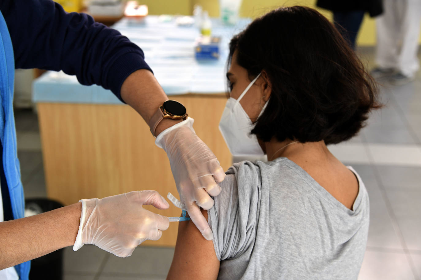 Una enfermera vacuna a una paciente. 