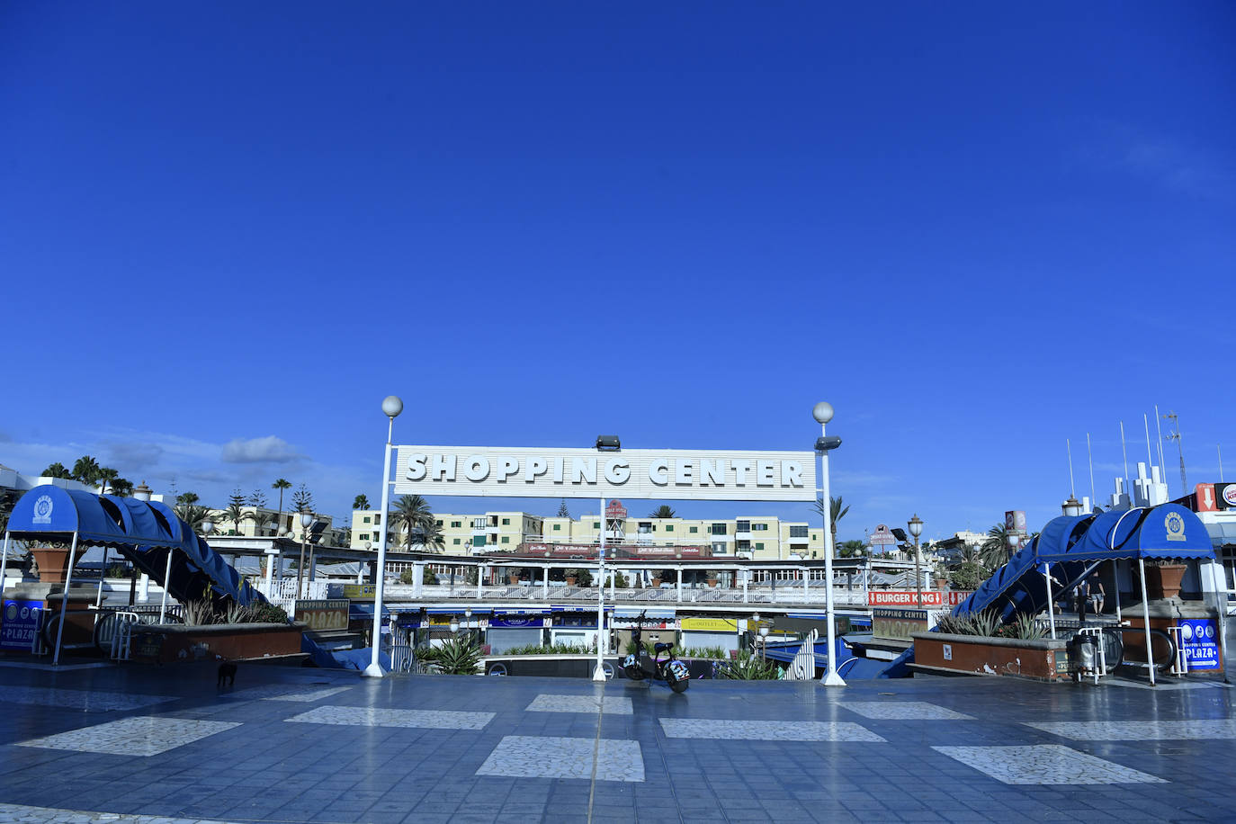 Fotos: Pelea entre jóvenes en el Centro Comercial Plaza en Playa del Inglés
