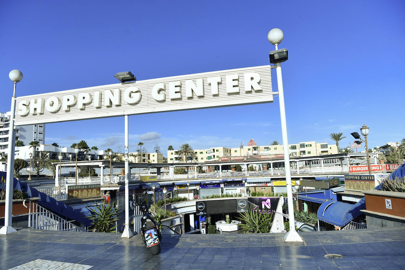 Fotos: Pelea entre jóvenes en el Centro Comercial Plaza en Playa del Inglés