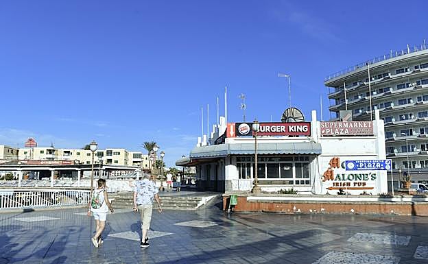 Vista parcial de la zona donde se produjo la reyerta, en la parte de arriba del Centro Comercial Plaza, que, en principio, está cerrado. 