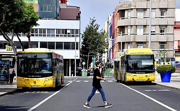 Los guagüeros y la empresa se dotan de un calendario de reuniones para evitar la huelga