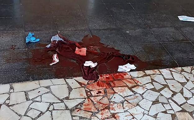 Restos de sangre de uno de los heridos este pasado fin de semana.