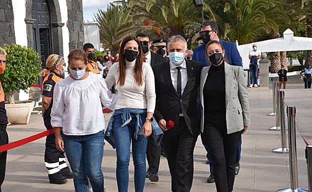 Imagen principal - San Bartolomé se vuelca en el adiós al alcalde Alexis Tejera Lemes