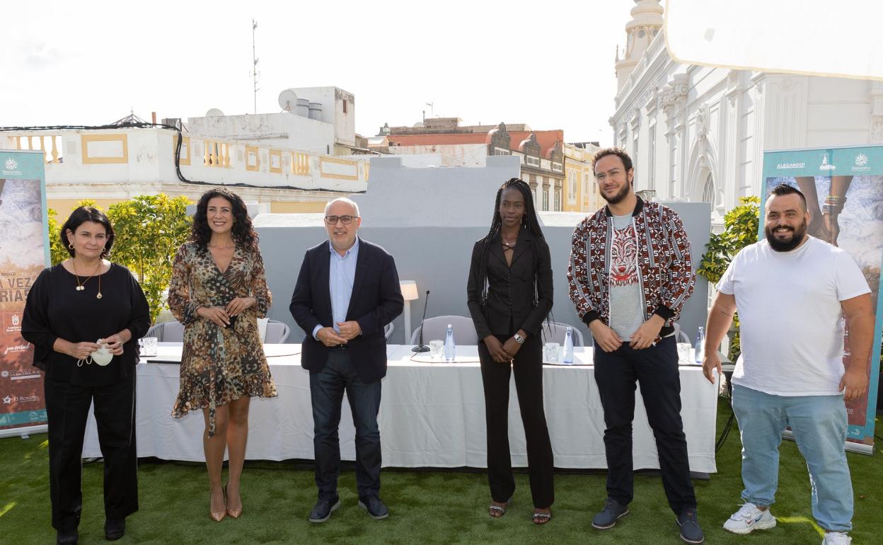 De izquierda a derecha, Nona Perera, Yanely Hernández, Antonio Morales, Diarra Diouf, Armando Ravelo y Kike Pérez, ayer, en la terraza del Hotel Cordial Malteses. 
