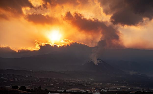 El volcán de La Palma sigue emitiendo toneladas de ceniza y ya ha cubierto más de 1000 hectáreas y ha destrozado 2.623 edificaciones. 