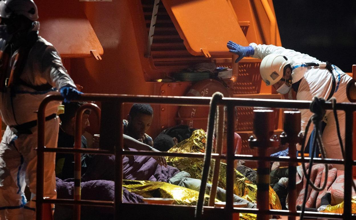 Los rescates en el entorno del archipiélago se han recrudecido con el aumento de pateras y ya son nueve las víctimas desde el sábado. 