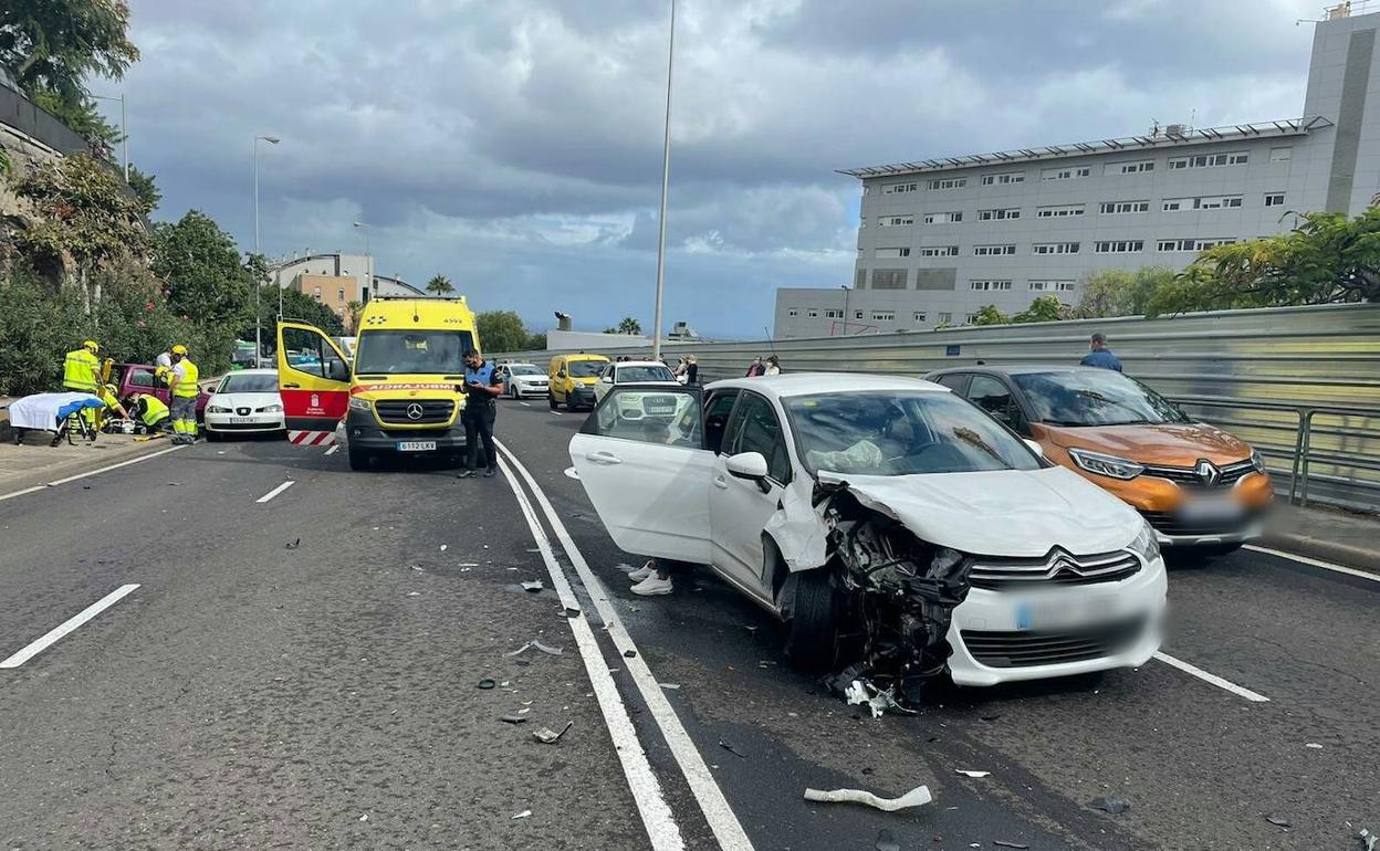 Herida en una colisión múltiple en la capital tinerfeña