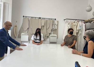 Imagen secundaria 1 - Aurelia Gil inaugura un taller propio de confección de prendas de baño para otras empresas