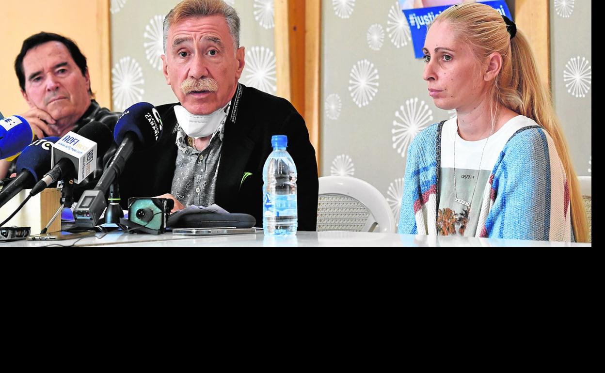 En el centro, Marcos García Montes, flanqueado por José e Ithaisa Suárez. 