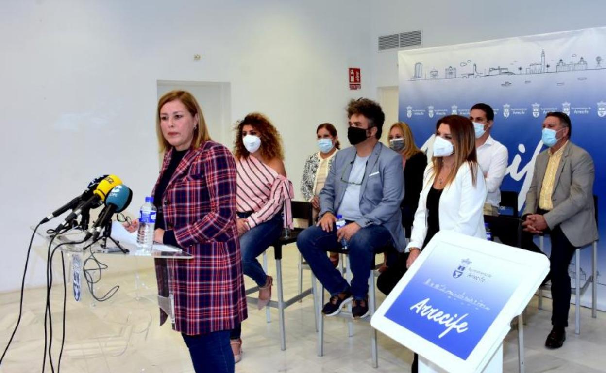 La alcaldesa y su grupo de gobierno, durante la comparecencia de ayer. 