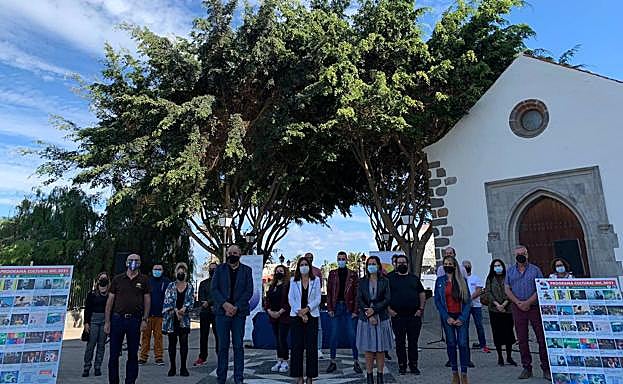 Foto de familia de los que participaron en la presentación. 