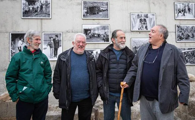 Mario Pardo, Imanol Uribe, Ramón Barea y Ángel Amigo en la exposición que conmemora los 40 años de 'La fuga de Segovia'.
