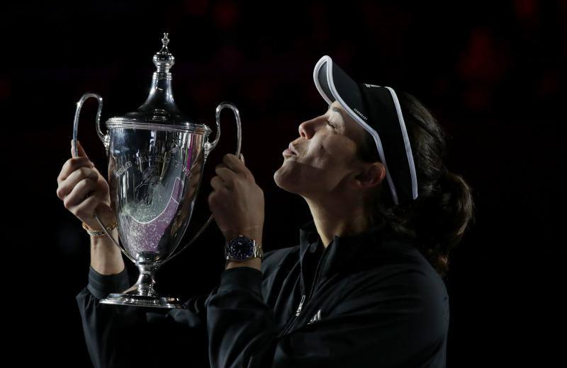 Garbiñe Muguruza celebra el triunfo de maestra. 