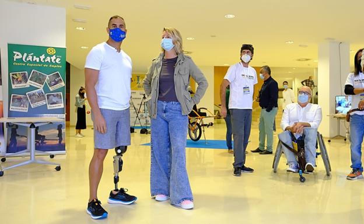 El triatleta, ayer en el Palacio de Congresos capitalino, antes del inicio de las jornadas. 