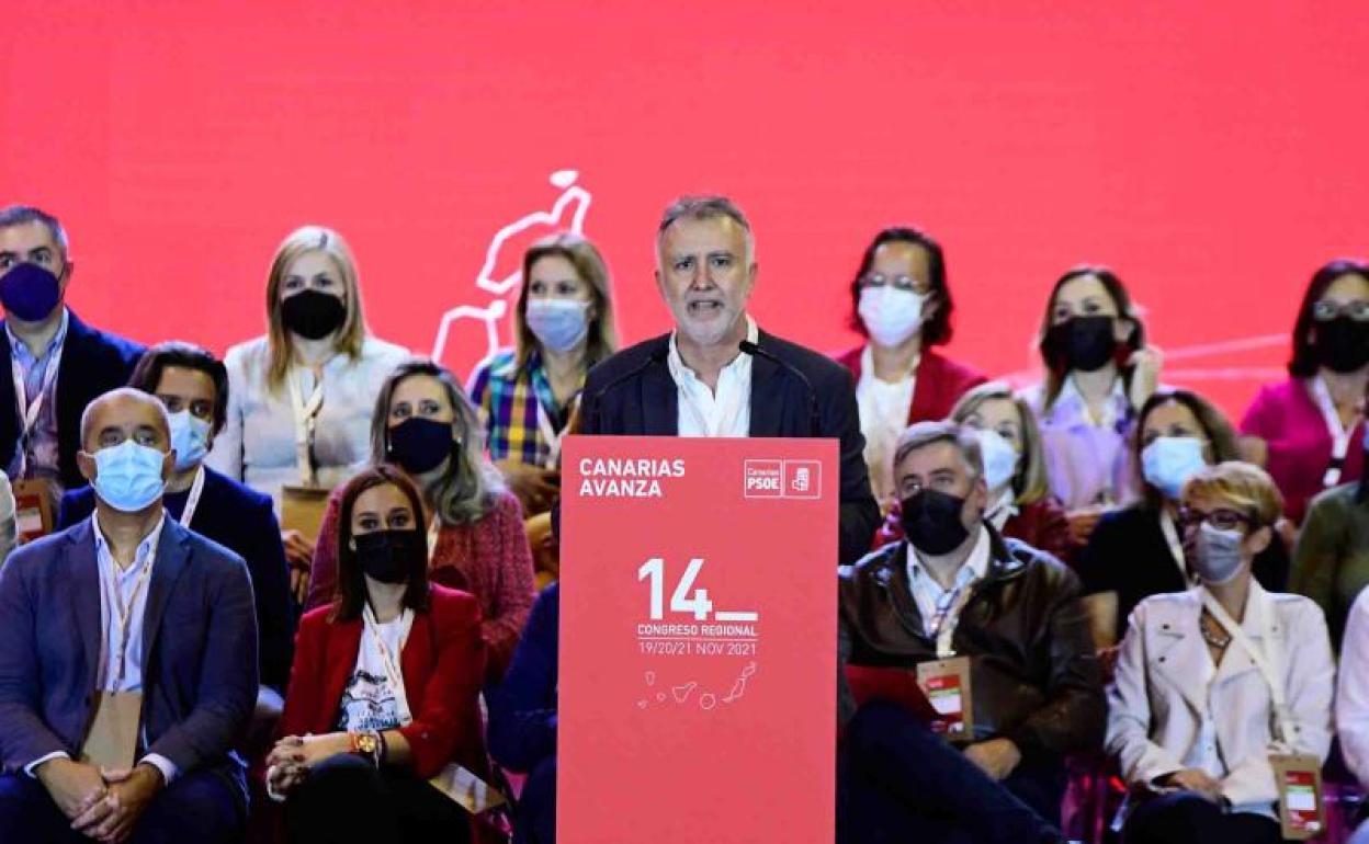 Imagen del presidente de Canarias ayer durante su intervención en el congreso. 