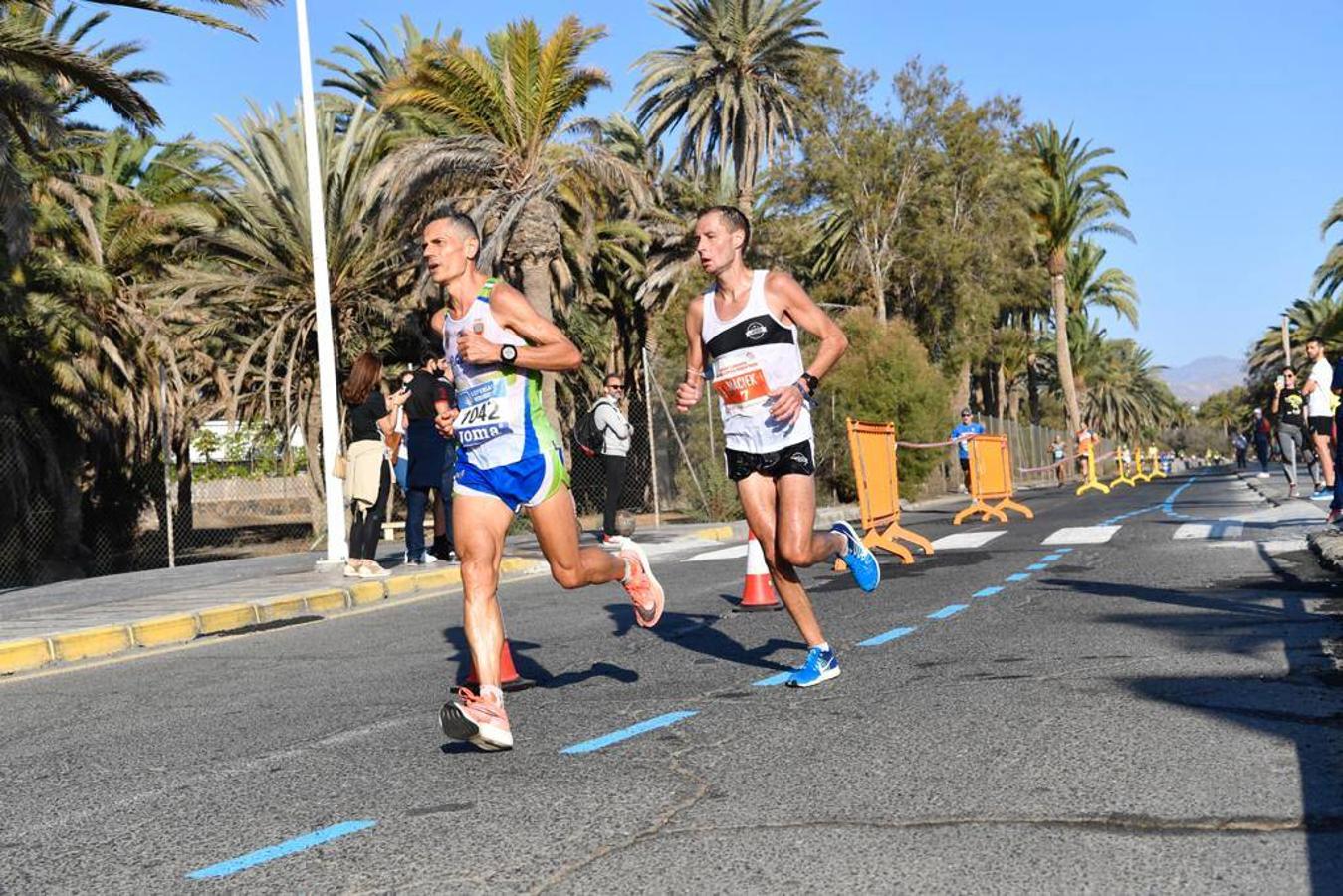 Varios de los corredores y corredoras que disputan la prueba