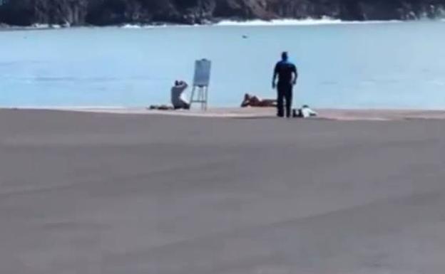 Vídeo. Posa desnudo en el Puerto de Tazacorte con el volcán de fondo