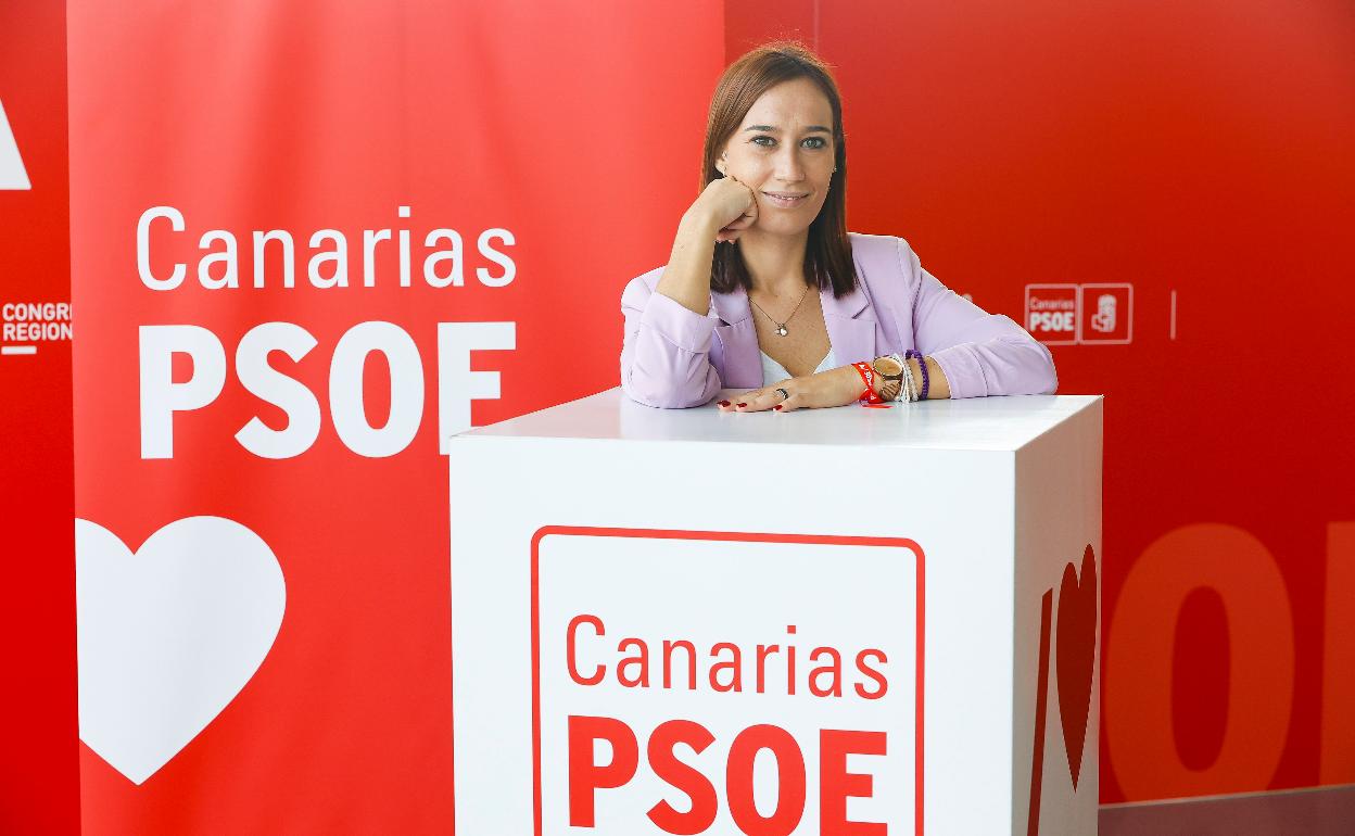 La diputada tinerfeña, que da relevo a Jorge González, se apoya en Manuel Fumero como secretario adjunto. 