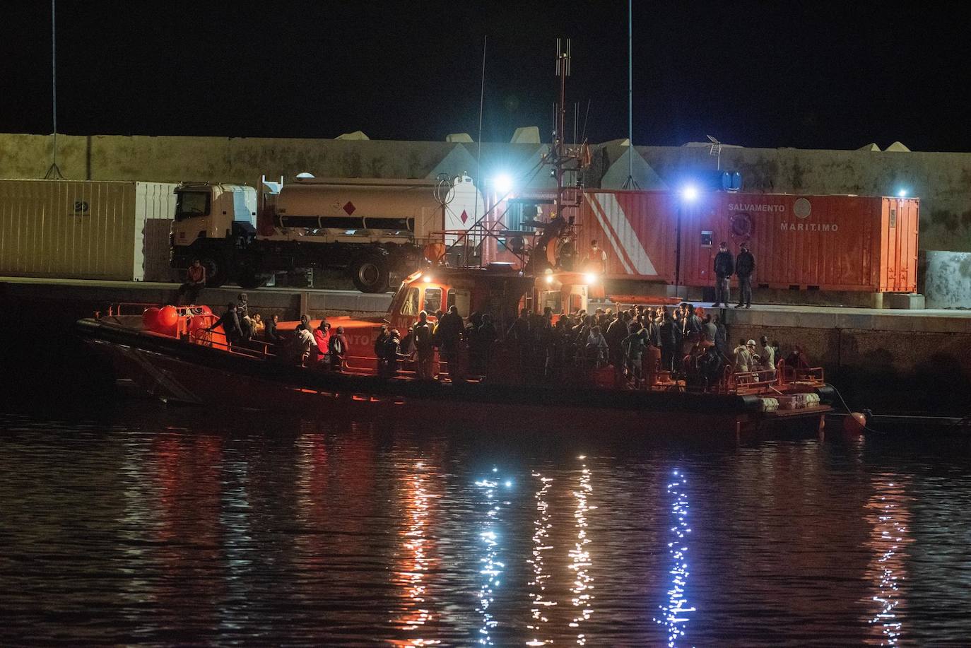 Fotos: Salvamento Marítimo rescata a 105 personas de dos pateras en aguas de Fuerteventura