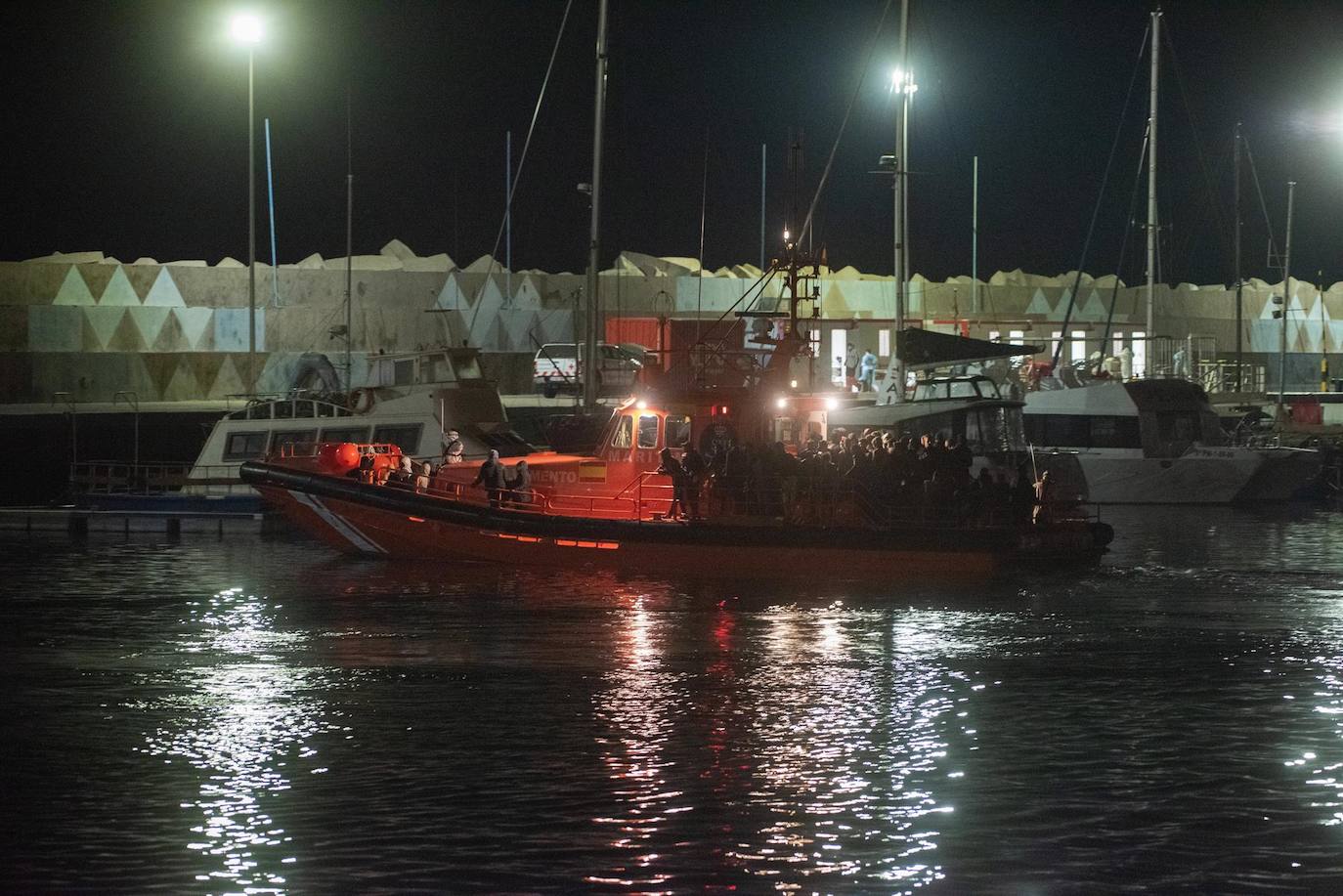 Fotos: Salvamento Marítimo rescata a 105 personas de dos pateras en aguas de Fuerteventura