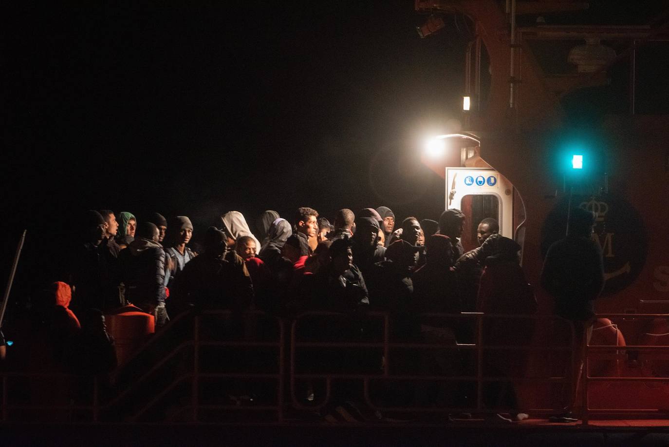 Fotos: Salvamento Marítimo rescata a 105 personas de dos pateras en aguas de Fuerteventura