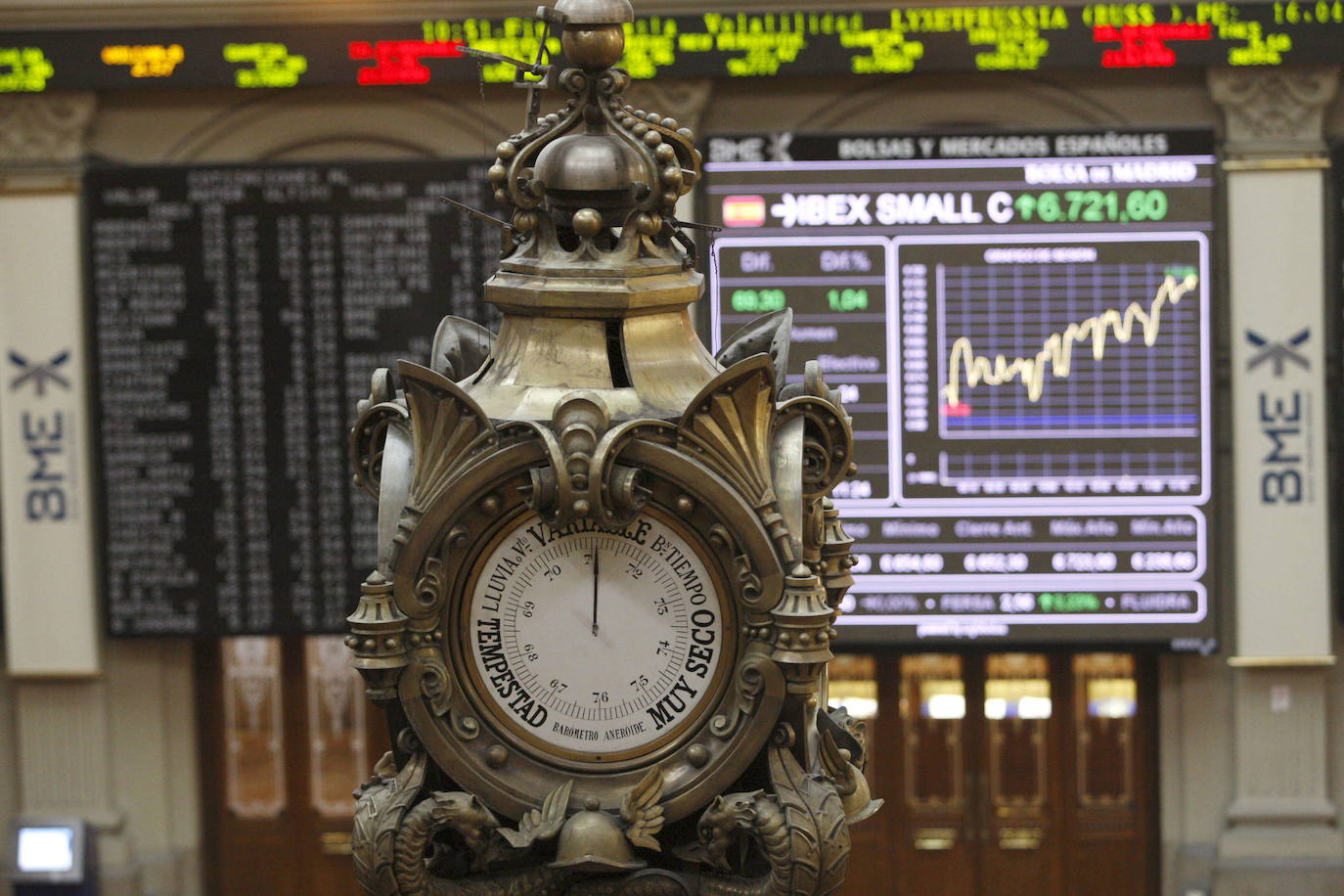 Reloj en el interior de la Bolsa de Madrid. 