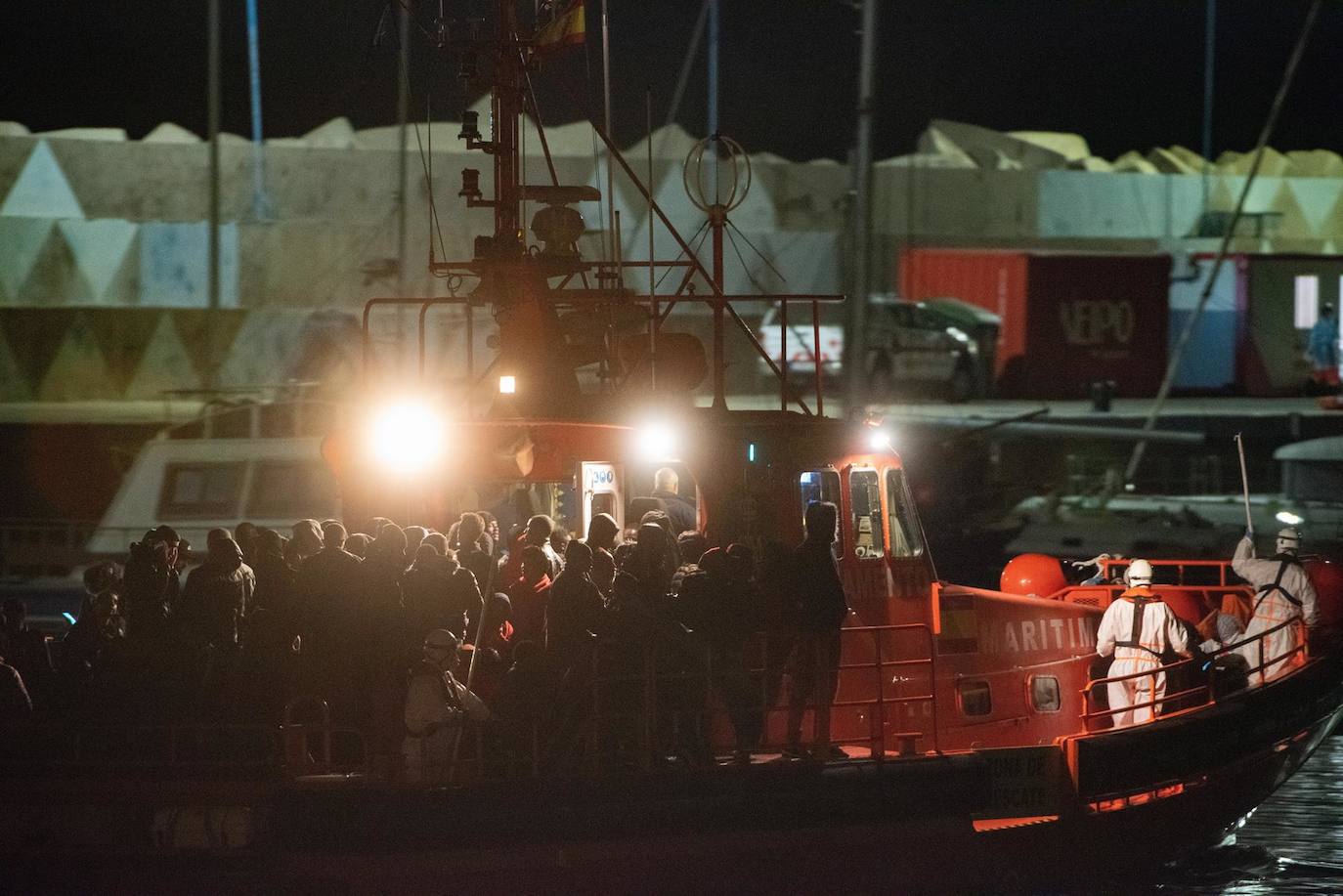 Fotos: Salvamento Marítimo rescata a 105 personas de dos pateras en aguas de Fuerteventura