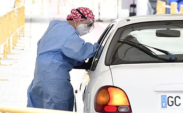 Foto de archivo de una sanitaria recogiendo muestras para realizar una PCR en la capital grancanaria. 