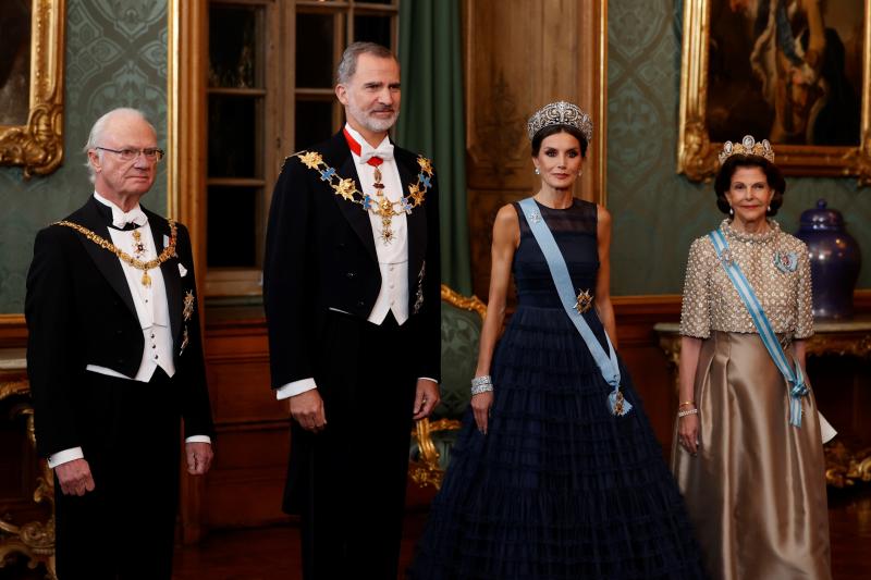 El rey de Suecia Carlos XVI Gustavo (i) y la reina consorte Silvia Renate Sommerlath (d), acompañados por los reyes Felipe y Letizia, antes de la cena de gala de anoche en Estocolmo.