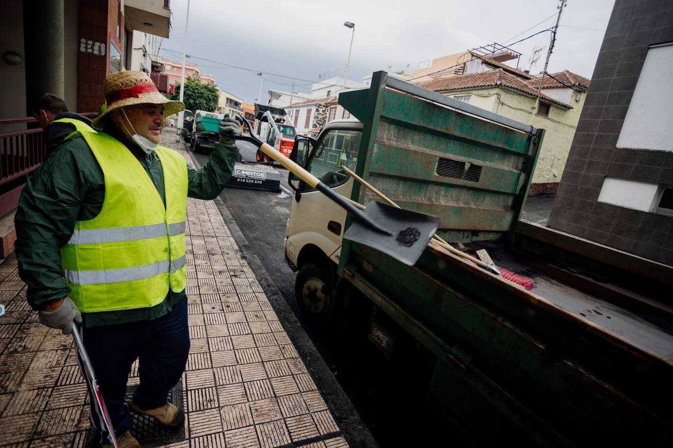 Fotos: La Palma no descansa retirando cenizas de sus calles