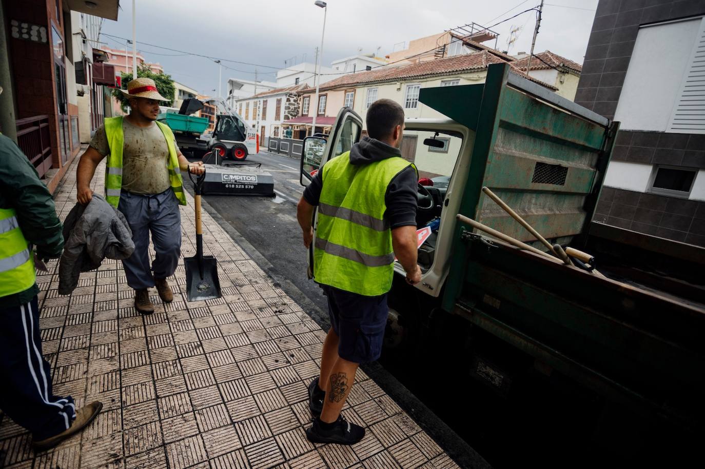 Fotos: La Palma no descansa retirando cenizas de sus calles