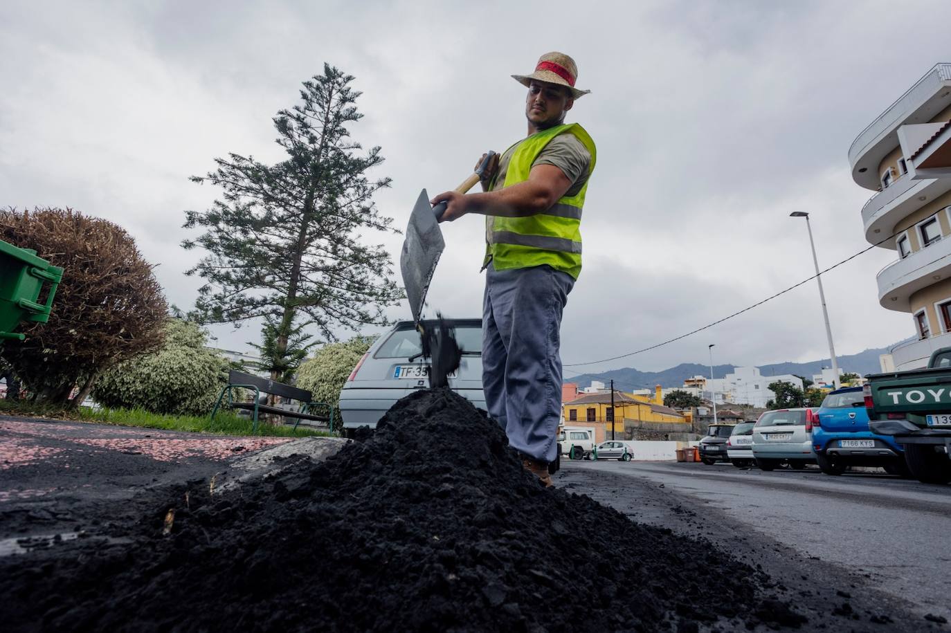 Fotos: La Palma no descansa retirando cenizas de sus calles