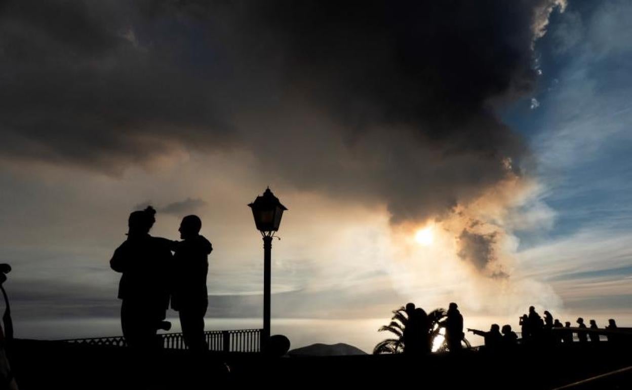 El volcán de Cumbre Vieja sigue atrayendo la atención de turistas.