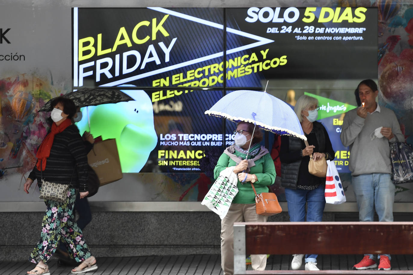 Fotos: Colas por un Black Friday pasado por agua en Canarias