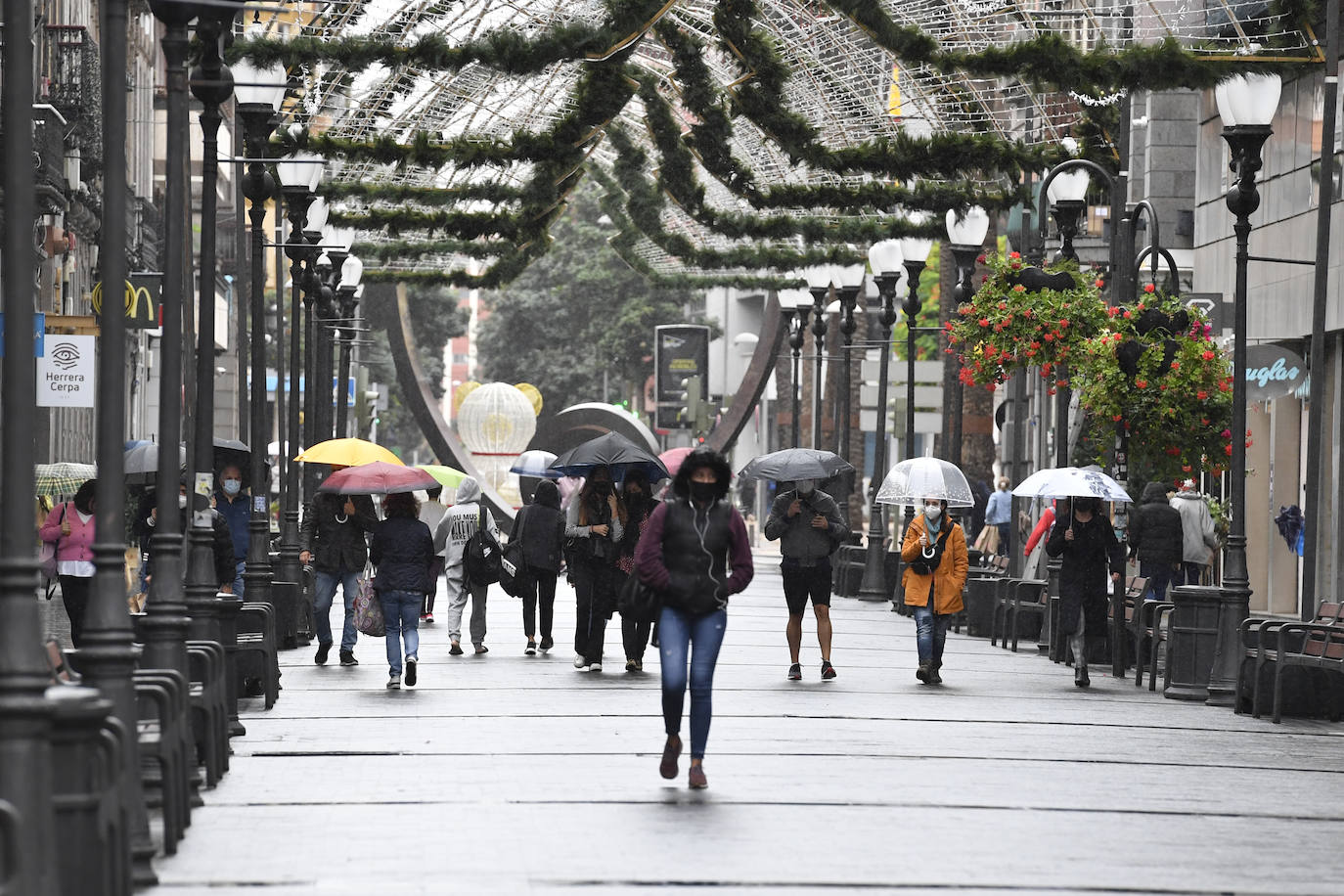 Fotos: Colas por un Black Friday pasado por agua en Canarias