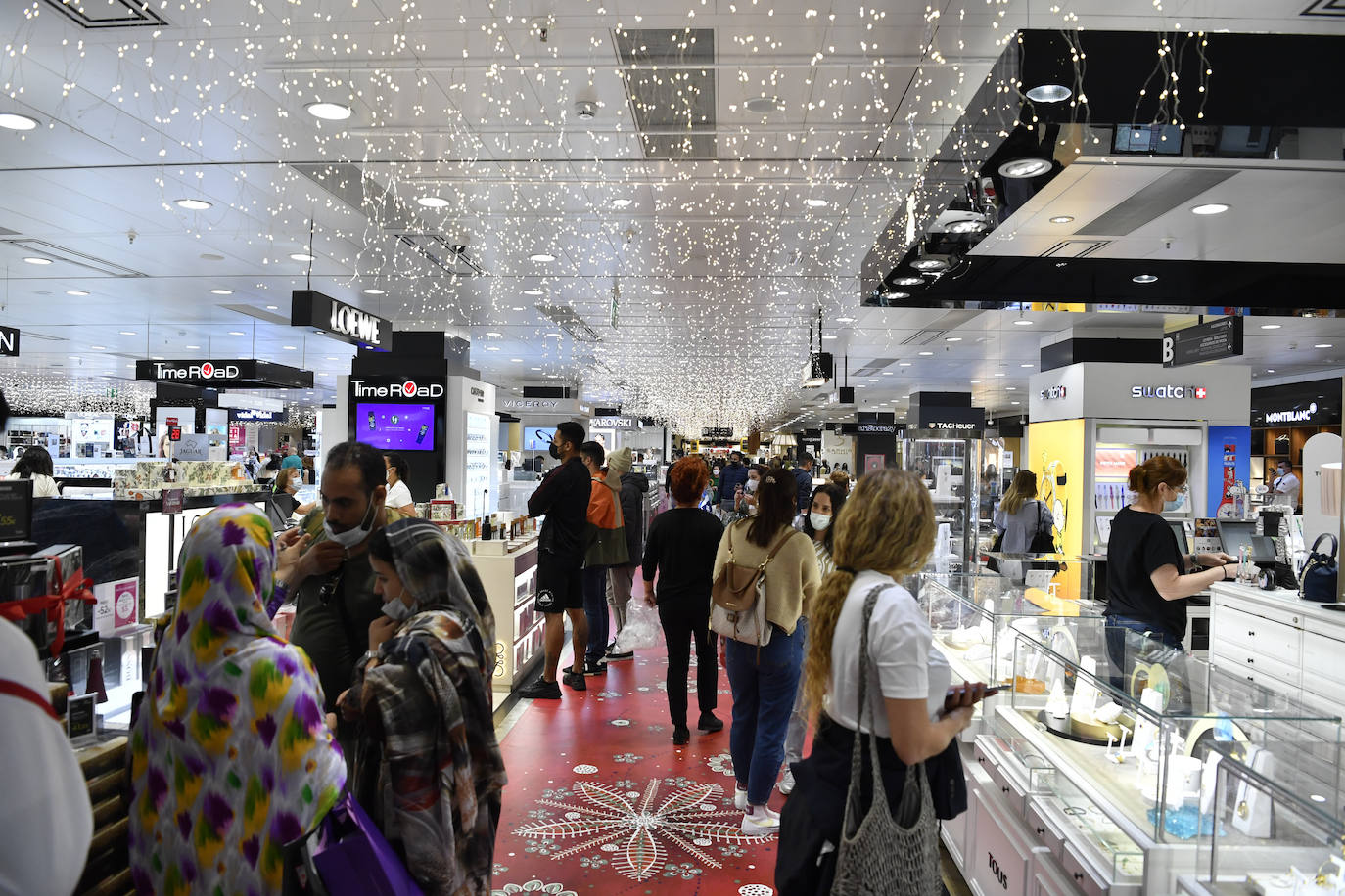 Fotos: Colas por un Black Friday pasado por agua en Canarias