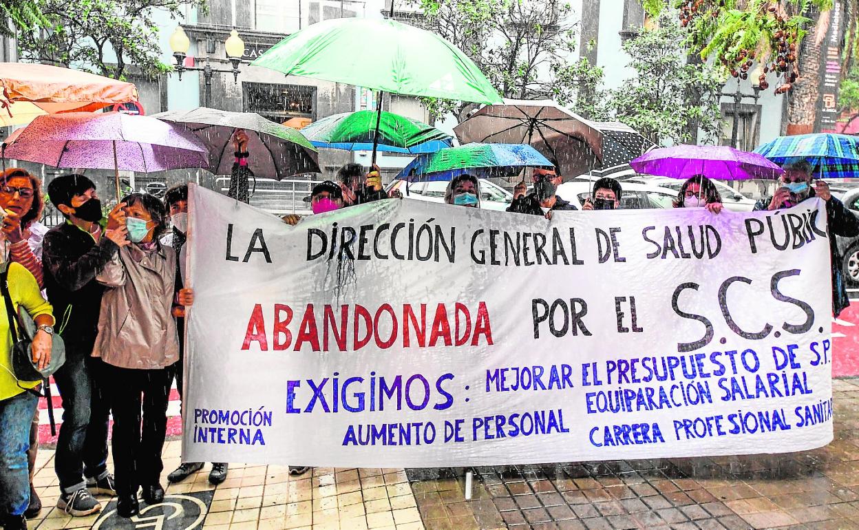 El personal de la Dirección General de Salud Pública, ayer, en una protesta para exigir más personal y condiciones dignas. 