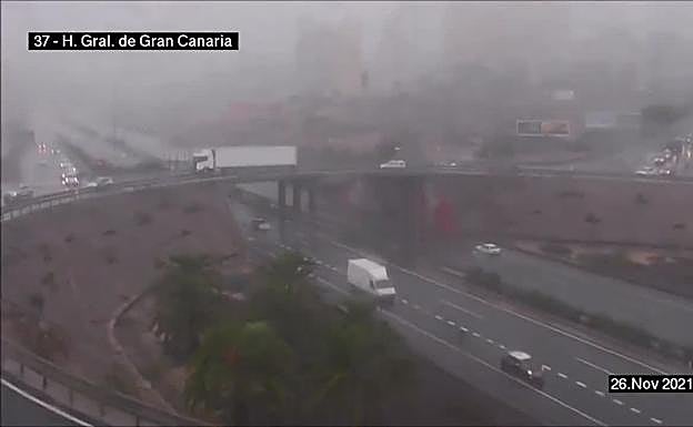 La lluvia atasca la GC-1 en los dos sentidos