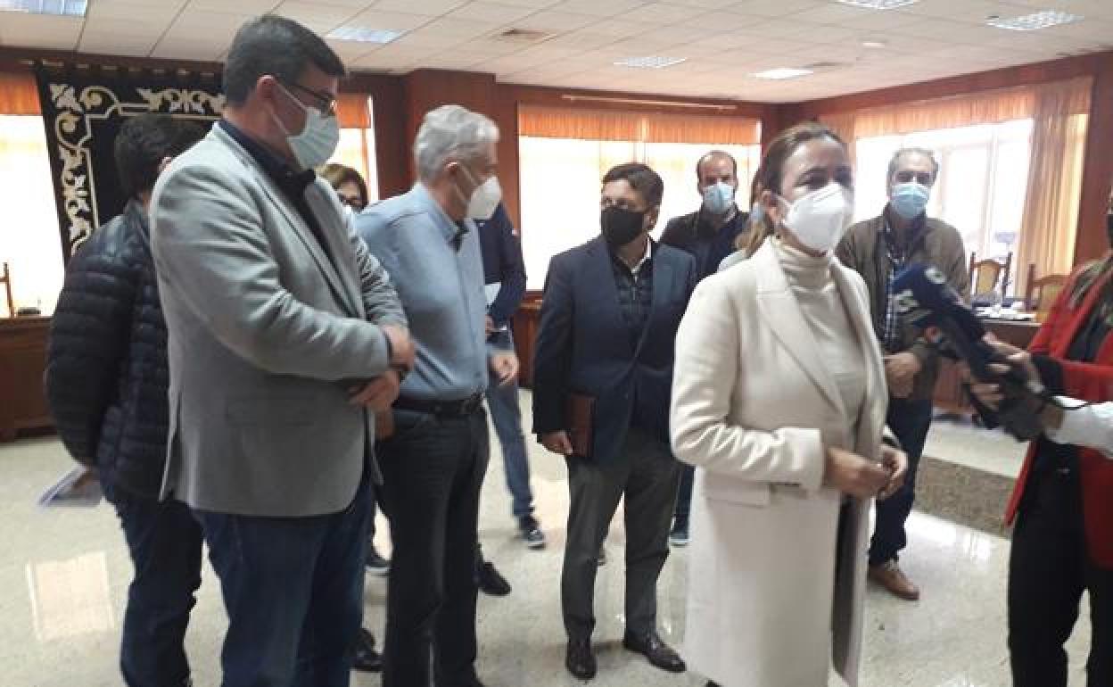 Corujo, con apoyo de representantes municipales y empresariales. 