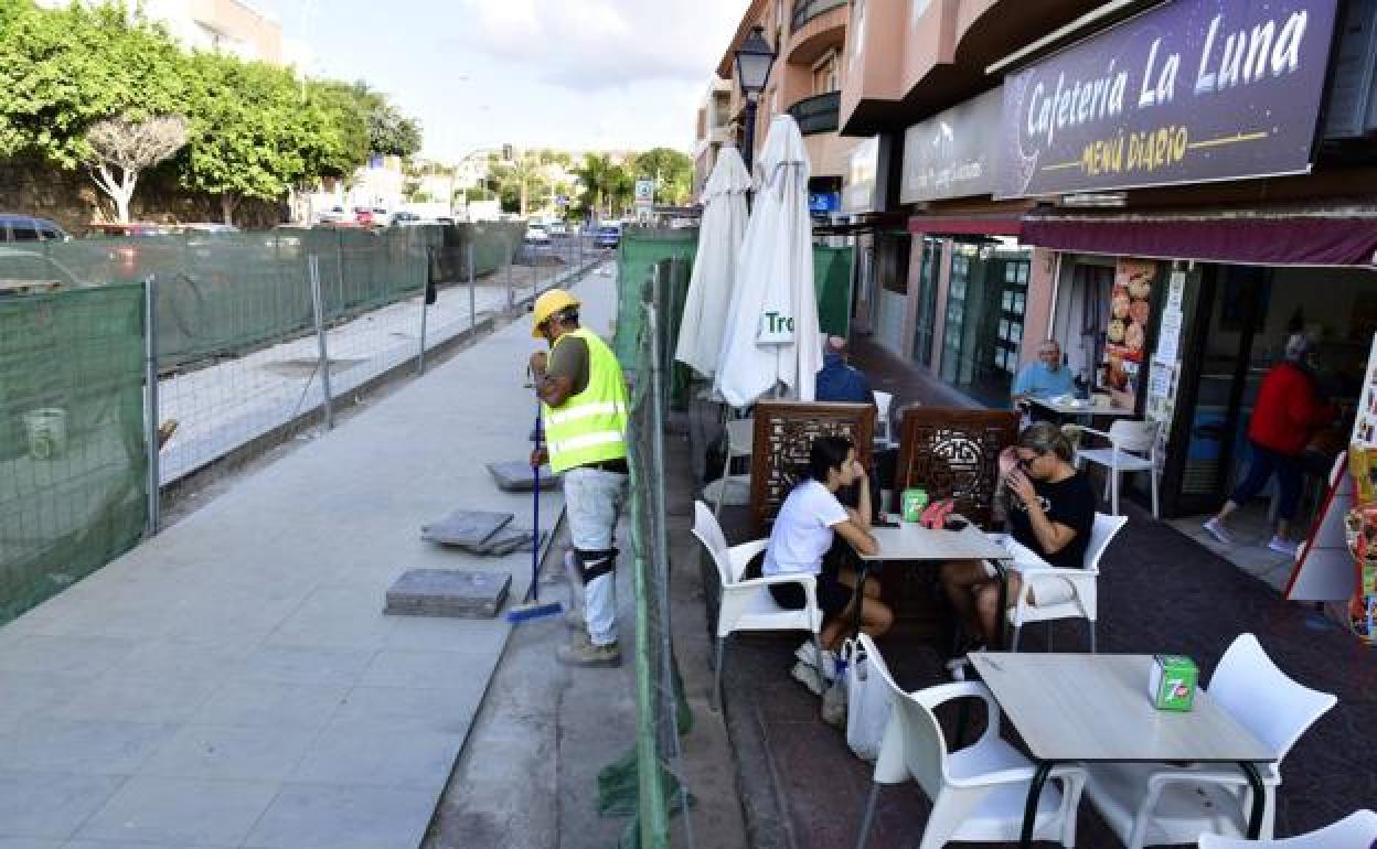 Parte de las obras en el tramo que discurre junto a las terrazas que preceden al supermercado Spar. 