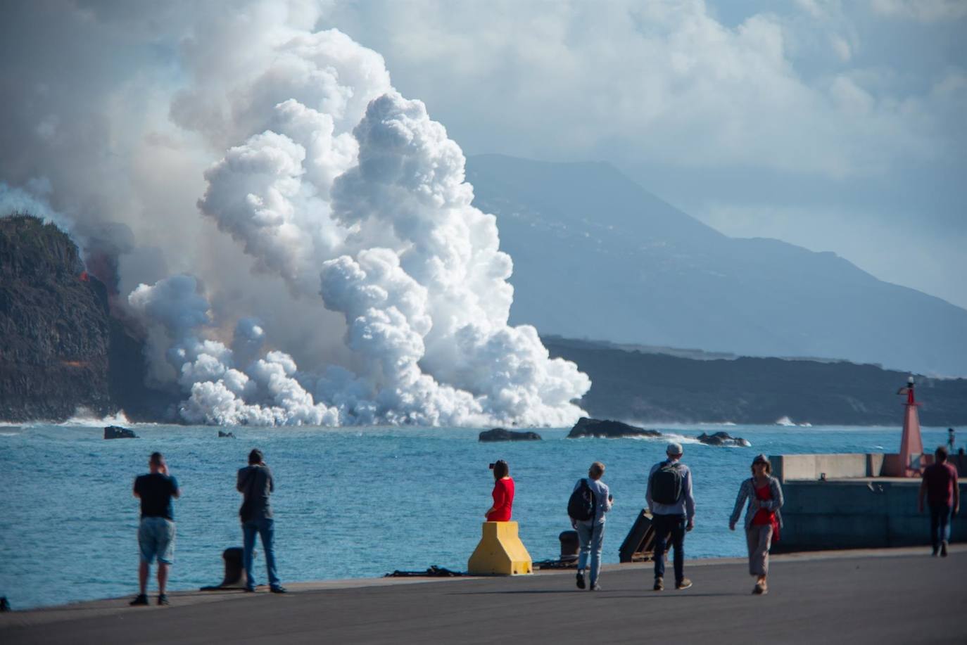 La semana arrancó con la llegada de una nueva colada de lava al mar en Tazacorte que obligó al confinamiento de 3.000 residentes en San Borondón, Tazacorte y el diseminado de El Cardón por la emisión de gases nocivos.