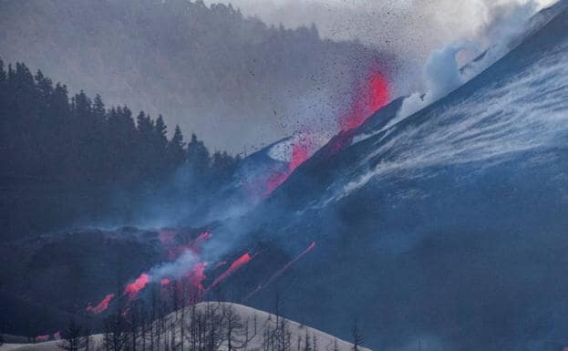 El volcán de Cumbre Vieja ha abierto este domingo nuevos focos de emisión de lava por la zona norte del cono volcánico. 