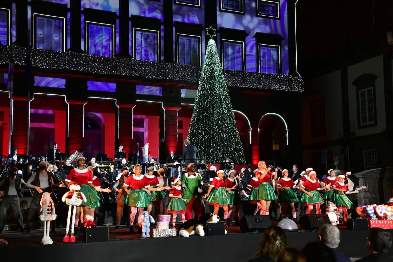 Las Palmas de Gran Canaria inauguró el pasado miércoles su programa navideño con el tradicional encendido del alumbrado de Navidad. A las 19:00 horas, en la plaza Santa Ana, el alcalde de la ciudad, Augusto Hidalgo, pulsó el simbólico interruptor que ilumina los distritos de la capital grancanaria con una rica gama de motivos, árboles y variedad cromática relacionada con las fiestas. 