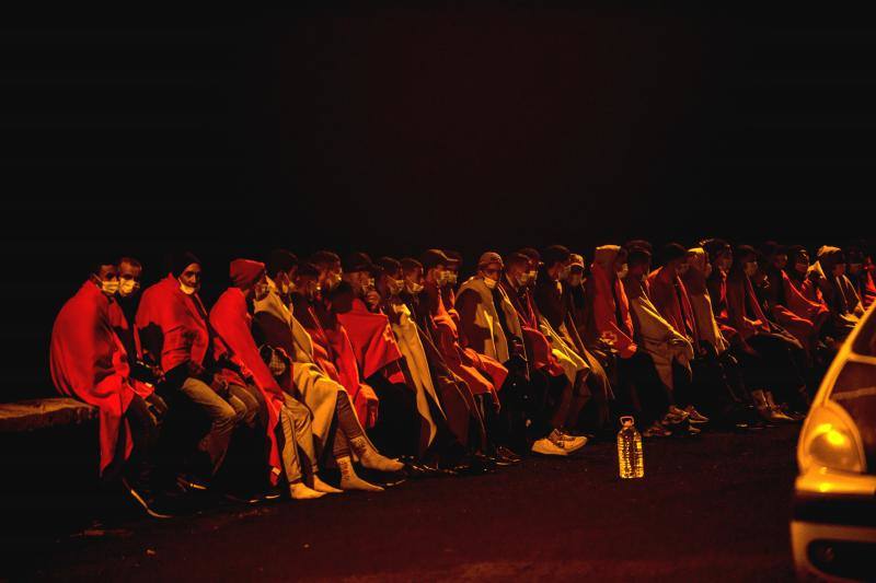 La llegada de pateras y lanchas neumáticas con migrantes a las islas, sobre todo a Lanzarote y Fuerteventura, han continuado esta semana. Centenares de personas han conseguido tocar tierra mientras este sábado otras cuatro víctimas se quedaban por el camino aumentando la trágica cifra de fallecidos en la Ruta Canaria.